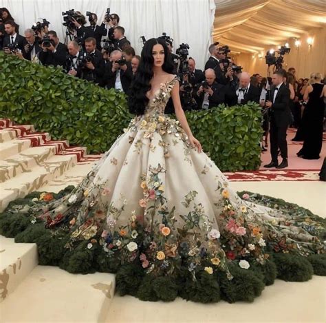 Met Gala 2024: Crean imágenes falsas con IA de Rihanna, Katy。